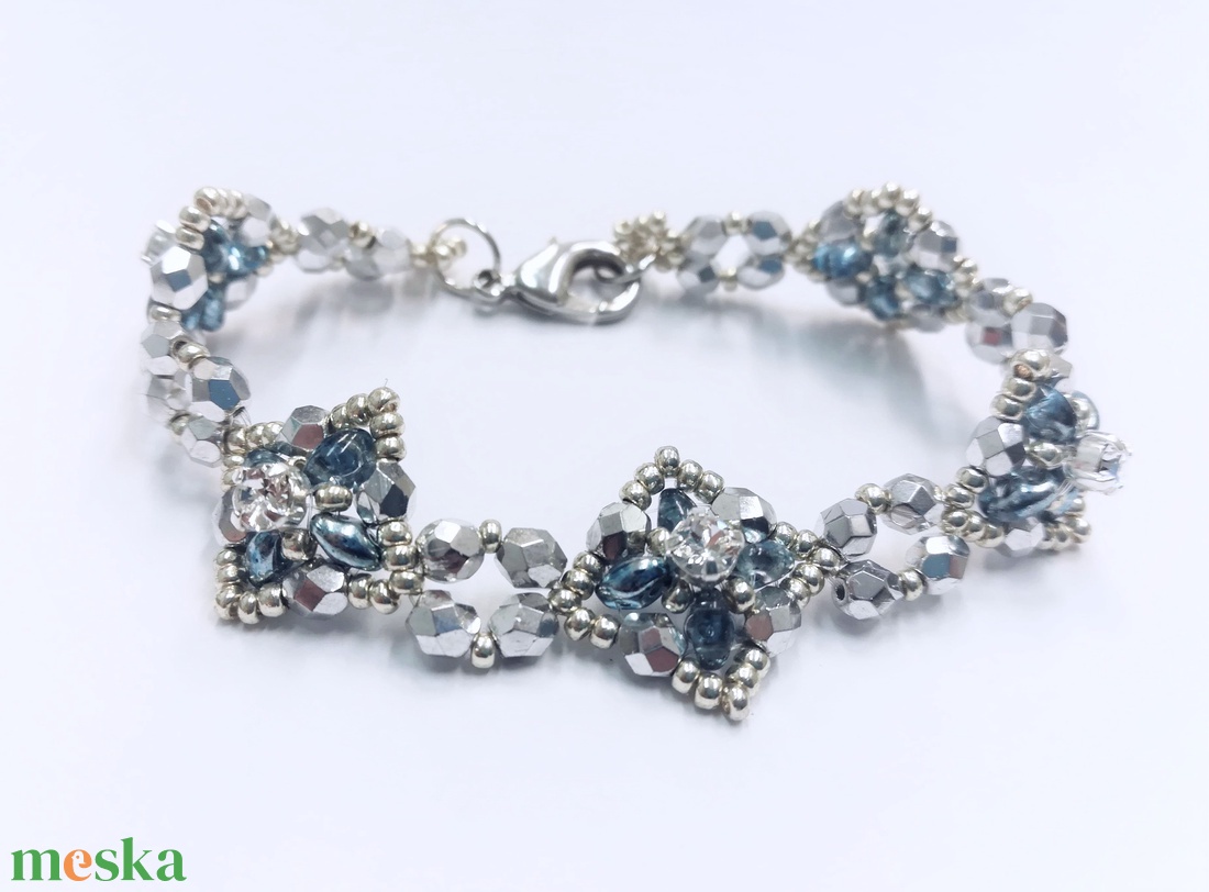Elegáns ezüst-kék karkötő - ékszer - karkötő - gyöngyös karkötő - Meska.hu Elegáns ezüst-kék karkötő - ékszer - karkötő - gyöngyös karkötő - Meska.hu