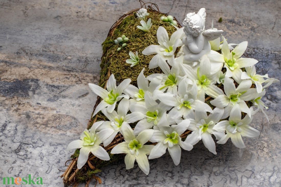 Szív alakú dísz, angyalkával és selyemvirágokkal - 16x20cm - otthon & lakás - vallás - temetkezési tárgy - Meska.hu