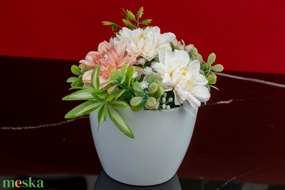 Selyemvirág asztaldísz - Fehér-Barack-Zöld színvilág, fehér kaspóban - otthon & életmód - dekoráció - asztal és polc dekoráció - asztaldísz - Meska.hu