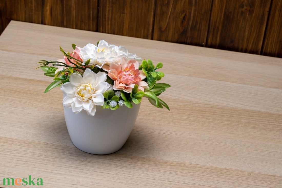 Selyemvirág asztaldísz - Fehér-Barack-Zöld színvilág, fehér kaspóban - otthon & életmód - dekoráció - asztal és polc dekoráció - asztaldísz - Meska.hu