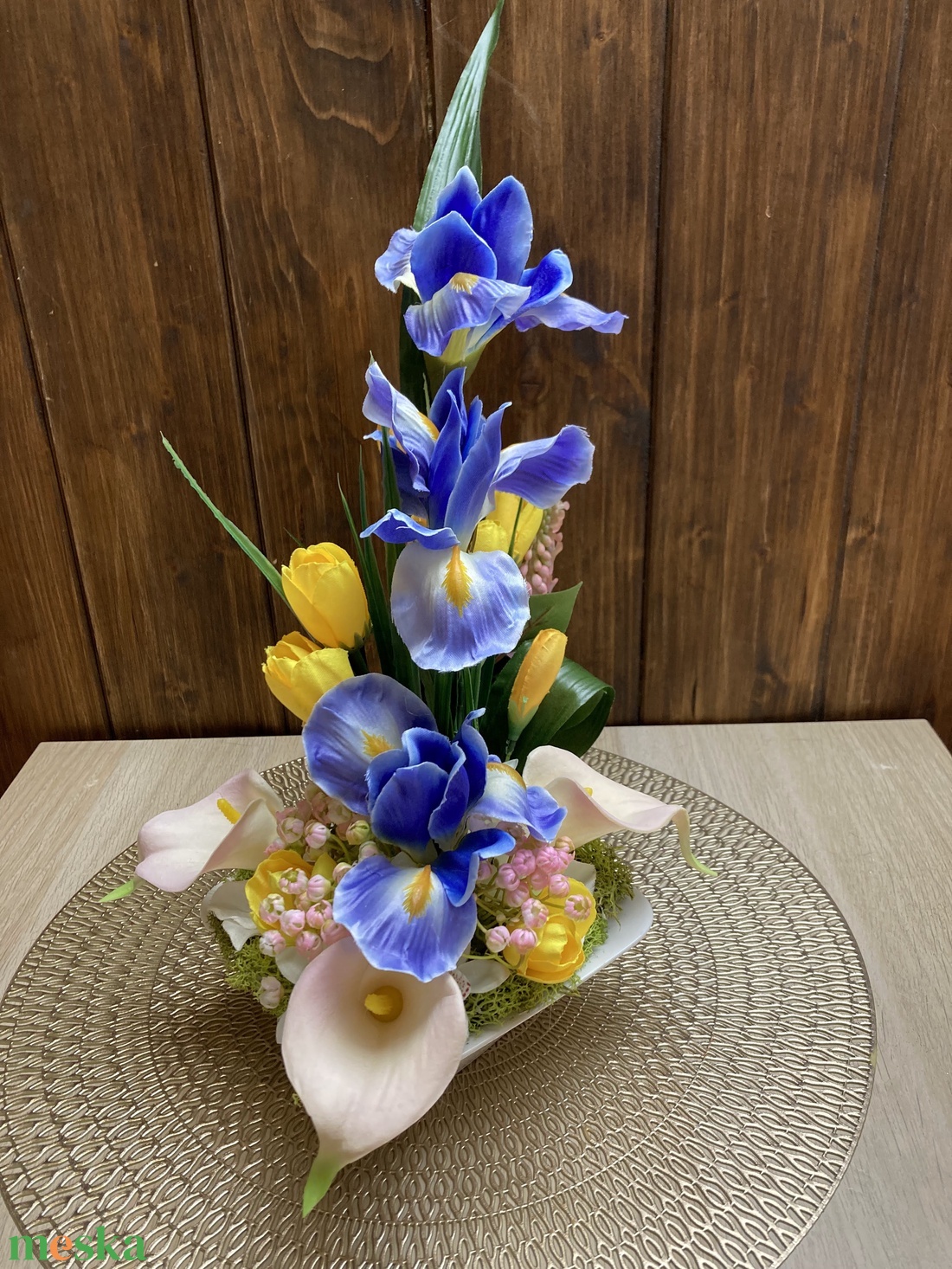 Kézzel készült kék-sárga virágkompozíció írisz, tulipán, kála  asztaldísz fehér kaspóban (40 cm) - Csodás és élethű  - otthon & életmód - dekoráció - asztal és polc dekoráció - asztaldísz - Meska.hu