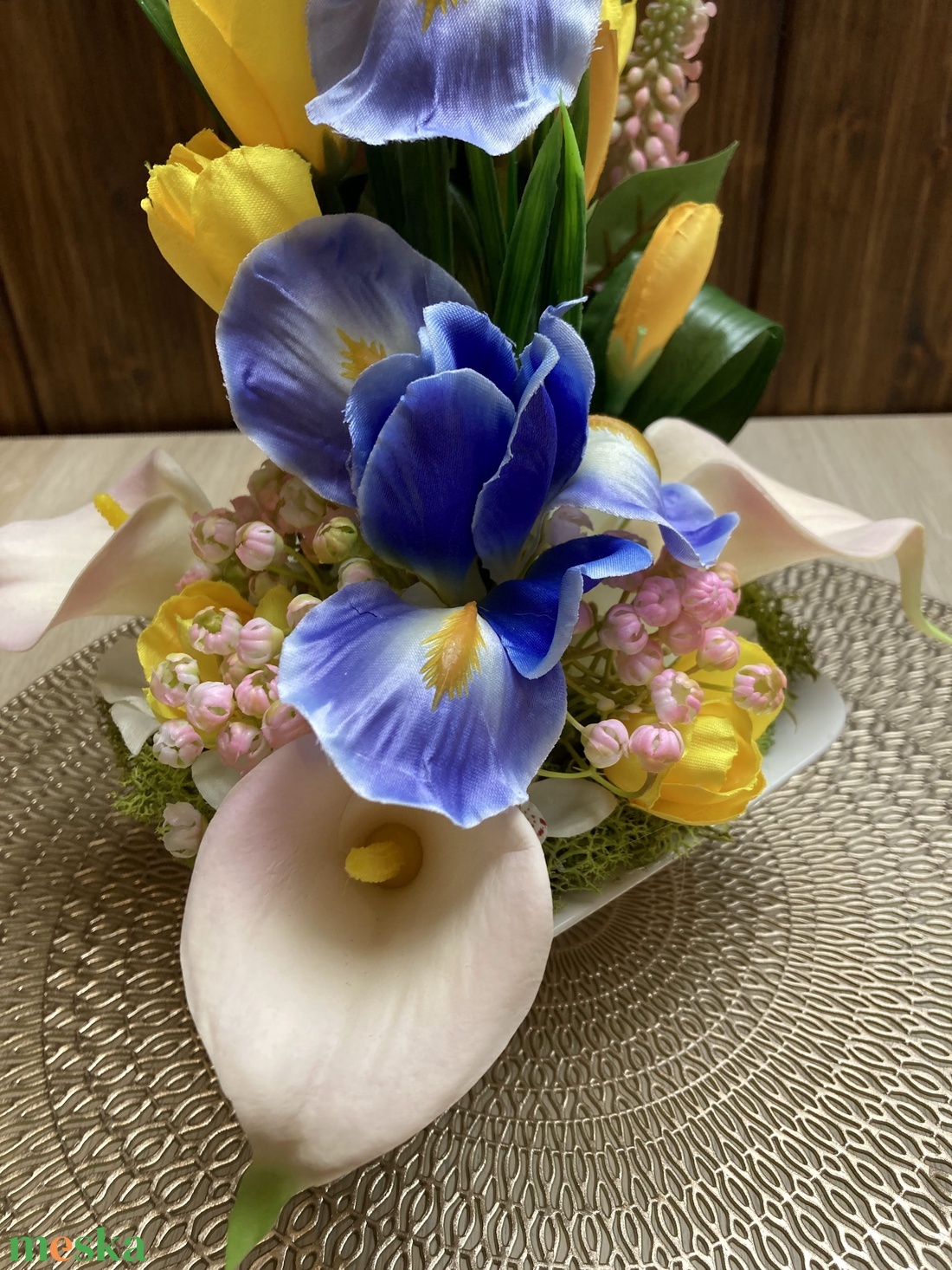 Kézzel készült kék-sárga virágkompozíció írisz, tulipán, kála  asztaldísz fehér kaspóban (40 cm) - Csodás és élethű  - otthon & életmód - dekoráció - asztal és polc dekoráció - asztaldísz - Meska.hu