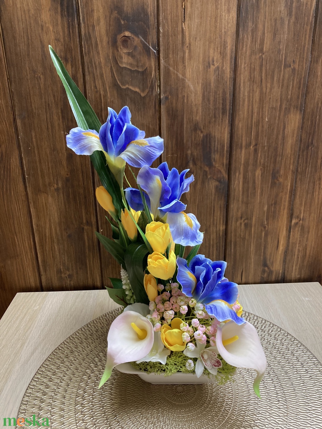 Kézzel készült kék-sárga virágkompozíció írisz, tulipán, kála  asztaldísz fehér kaspóban (40 cm) - Csodás és élethű  - otthon & életmód - dekoráció - asztal és polc dekoráció - asztaldísz - Meska.hu
