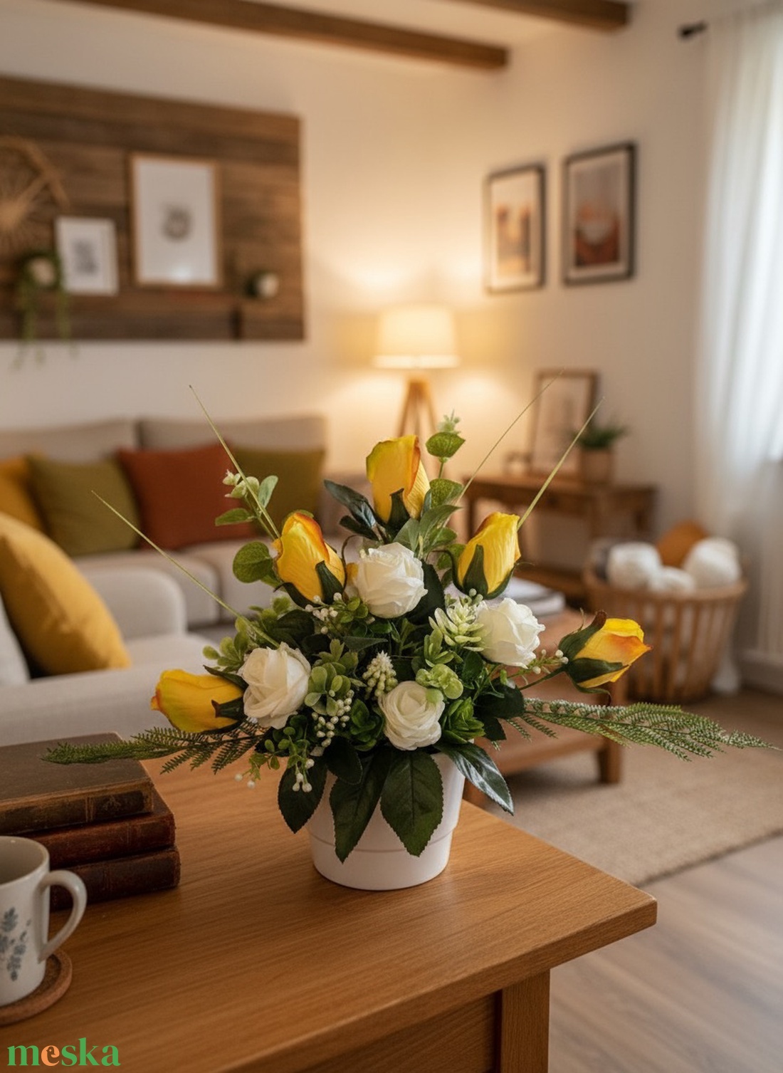 Elegáns, kézzel készített virágdísz sárga és fehér rózsákkal  időtlen asztali dekoráció - otthon & életmód - dekoráció - asztal és polc dekoráció - asztaldísz - Meska.hu