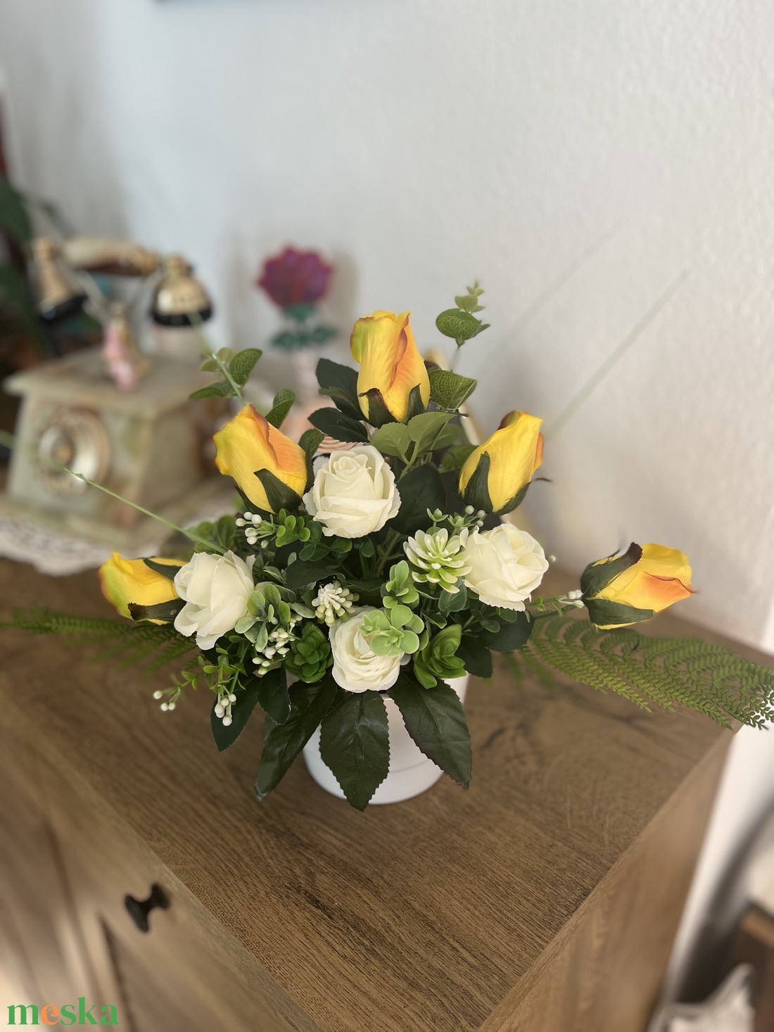 Elegáns, kézzel készített virágdísz sárga és fehér rózsákkal  időtlen asztali dekoráció - otthon & életmód - dekoráció - asztal és polc dekoráció - asztaldísz - Meska.hu