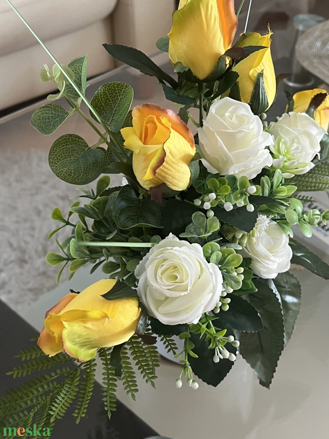 Elegáns, kézzel készített virágdísz sárga és fehér rózsákkal  időtlen asztali dekoráció - otthon & életmód - dekoráció - asztal és polc dekoráció - asztaldísz - Meska.hu