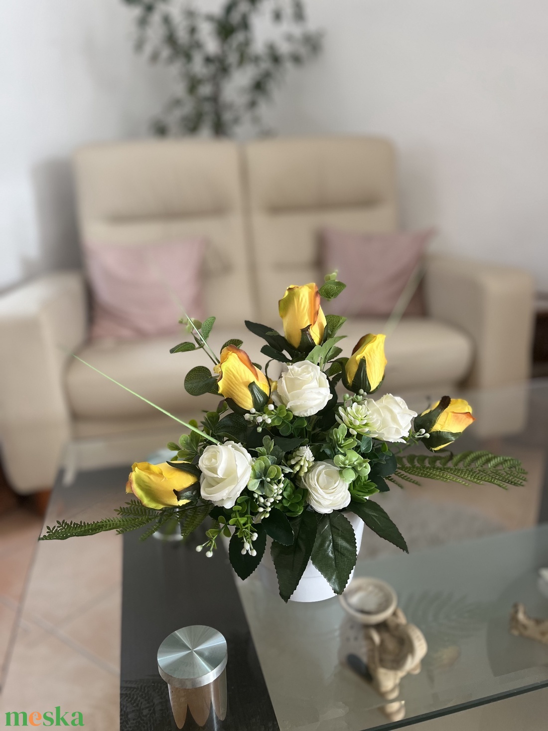 Elegáns, kézzel készített virágdísz sárga és fehér rózsákkal  időtlen asztali dekoráció - otthon & életmód - dekoráció - asztal és polc dekoráció - asztaldísz - Meska.hu