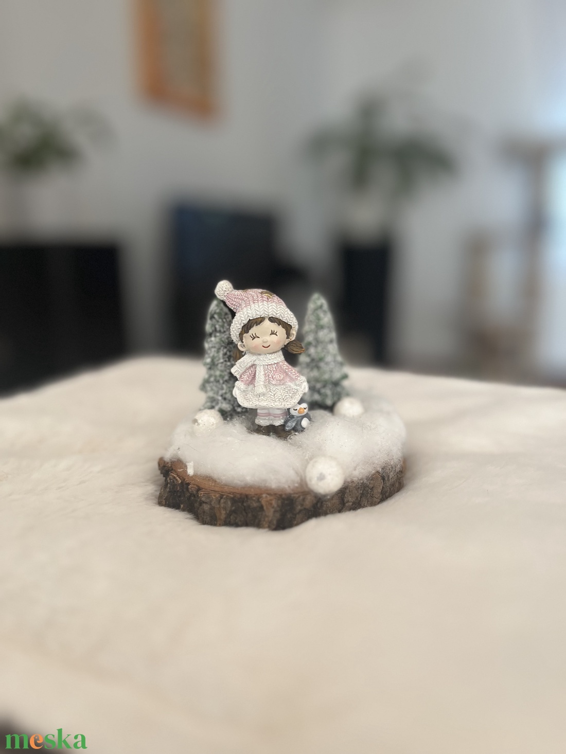 Téli hangulatú mini dekor  kislány figurával, fenyőkkel és hóval, kézzel készített asztaldísz - otthon & életmód - dekoráció - asztal és polc dekoráció - asztaldísz - Meska.hu