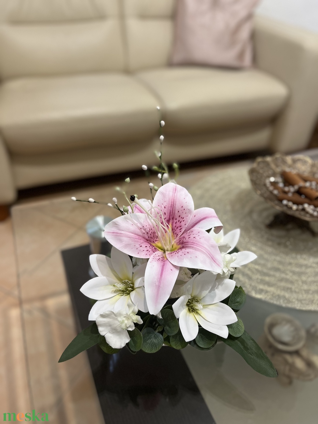 Elegáns rózsaszín-fehér liliom virágdísz  25 cm magas asztali kompozíció - otthon & életmód - dekoráció - asztal és polc dekoráció - asztaldísz - Meska.hu