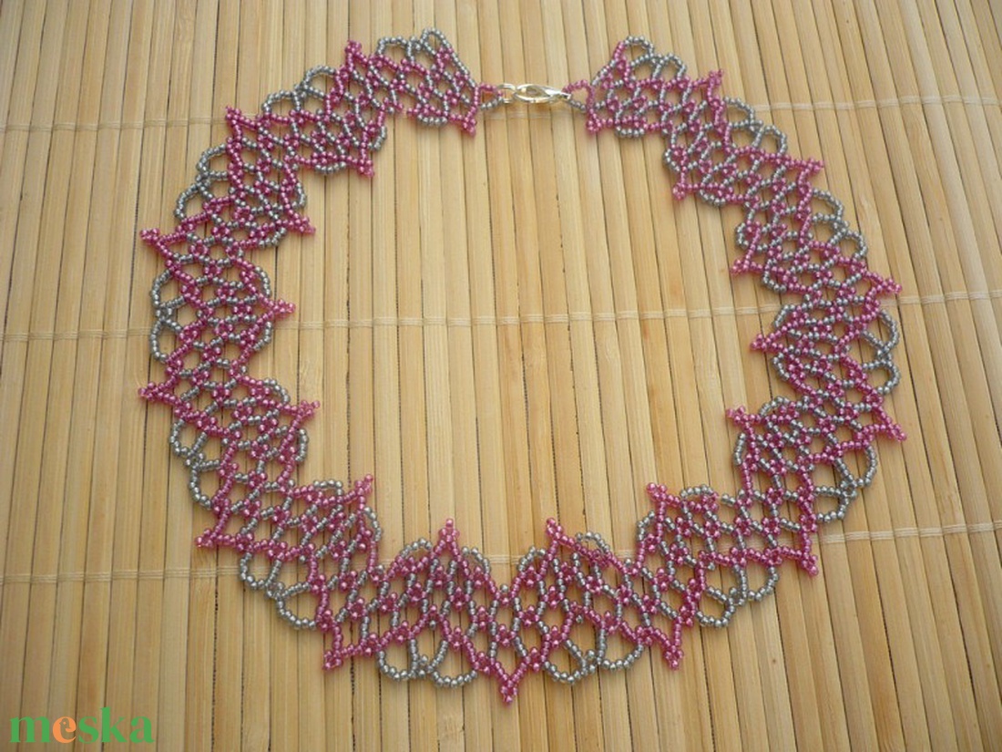 szürke-rózsaszín csipkeszerű gyöngy nyakék, gyöngynyaklánc, ajándék - ékszer - nyaklánc - gyöngyös nyaklánc - Meska.hu