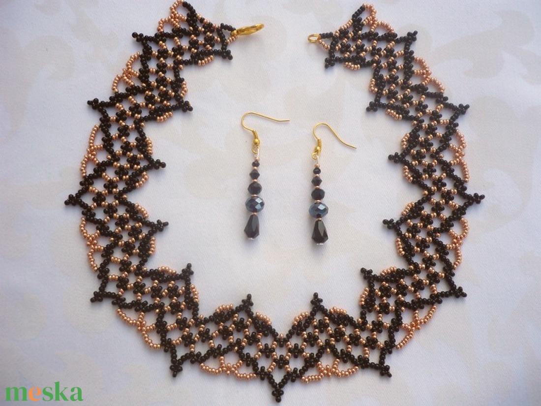fekete-arany alkalmi csipkeszerű gyöngy nyakék-fülbevaló szett, szilveszter, karácsony, gyöngynyaklánc, ajándék - ékszer - nyaklánc - nyakpánt, gallér - Meska.hu