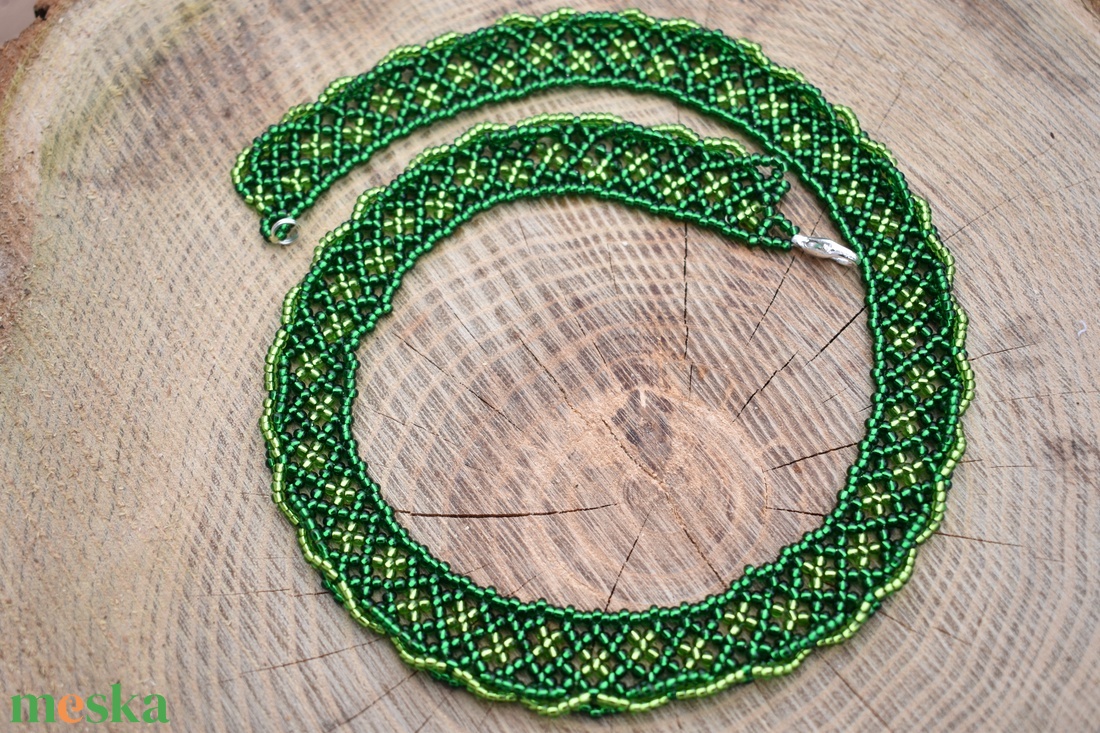 zöld színű csavart aljú gyöngynyaklánc, gyöngygallér, ajándék - ékszer - nyaklánc - gyöngyös nyaklánc - Meska.hu