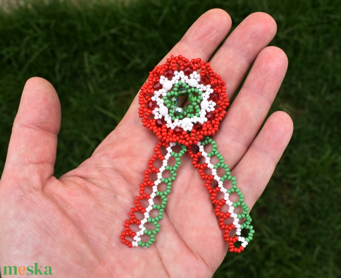 Nemzeti színű gyöngy kokárda, Március 15. - ékszer - kitűző és bross - Meska.hu