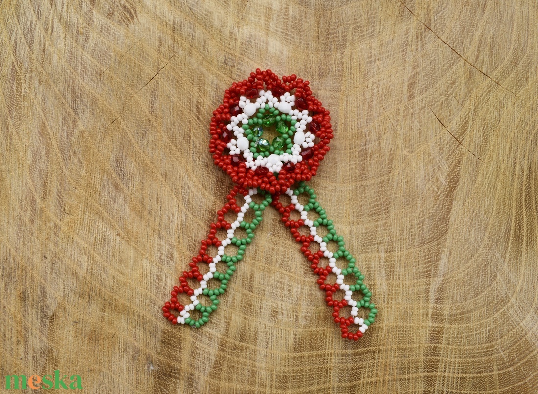 Nemzeti színű gyöngy kokárda, Március 15. - ékszer - kitűző és bross - Meska.hu