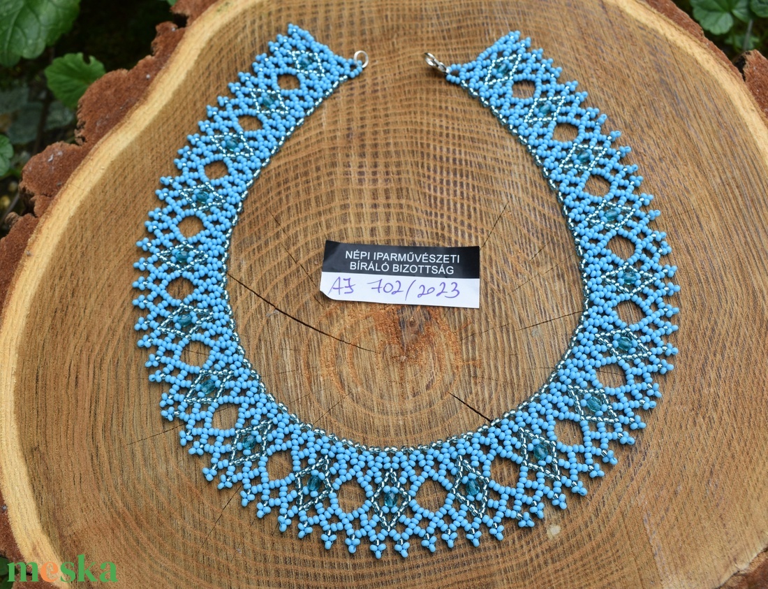 Zsűrizett! Világoskék lyukas tászli, gyöngygallér - ékszer - nyaklánc - gyöngyös nyaklánc - Meska.hu