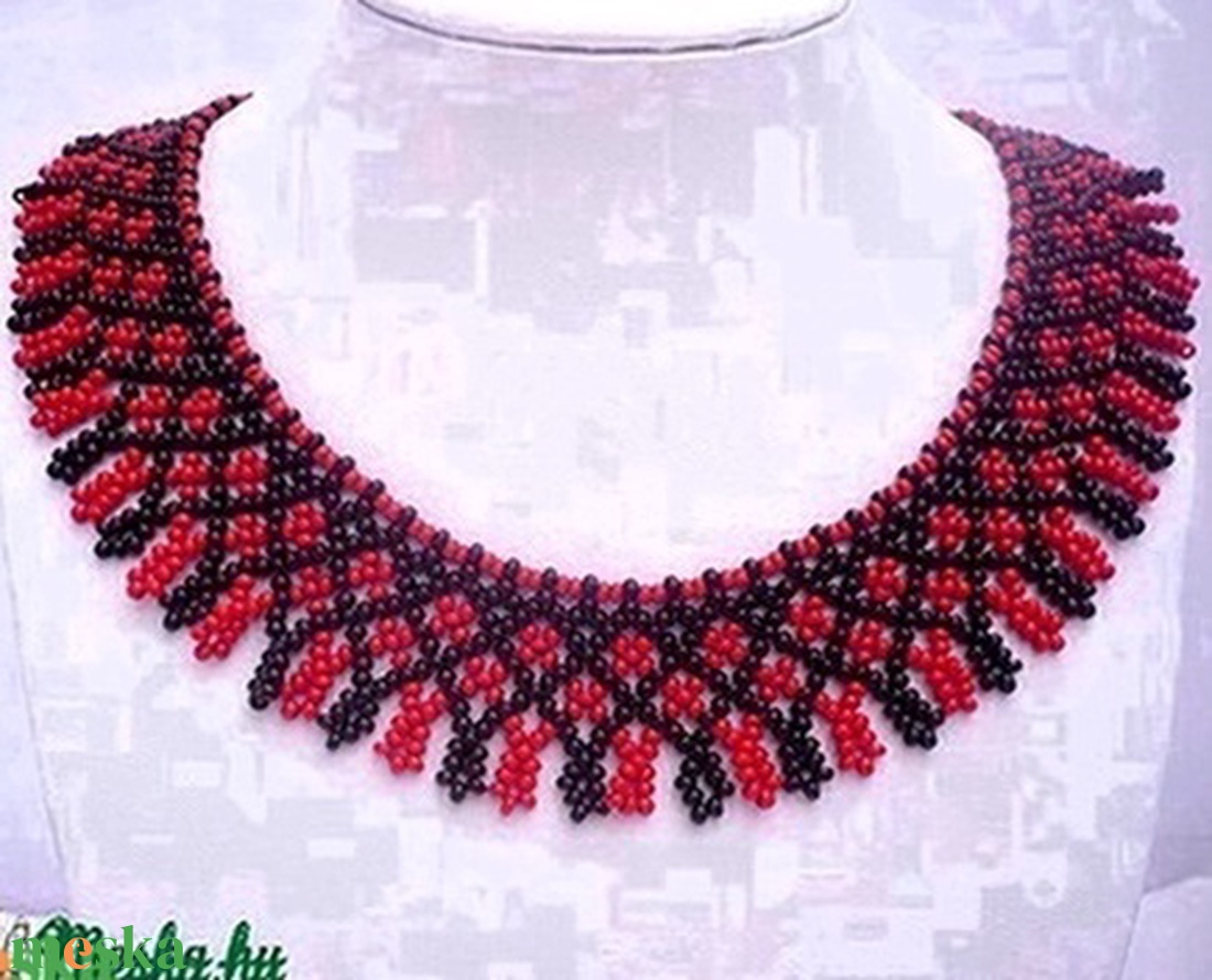 Fekete-piros  tradícionális népi gyöngygallér, gyöngynyaklánc, tászli, gyöngyékszer - ékszer - nyaklánc - nyakpánt, gallér - Meska.hu