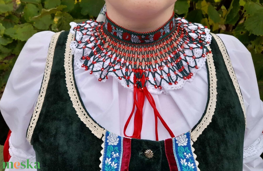 Zsűrizett zöld-piros virágos sárközi sárközi gyöngygallér - ékszer - nyaklánc - gyöngyös nyaklánc - Meska.hu