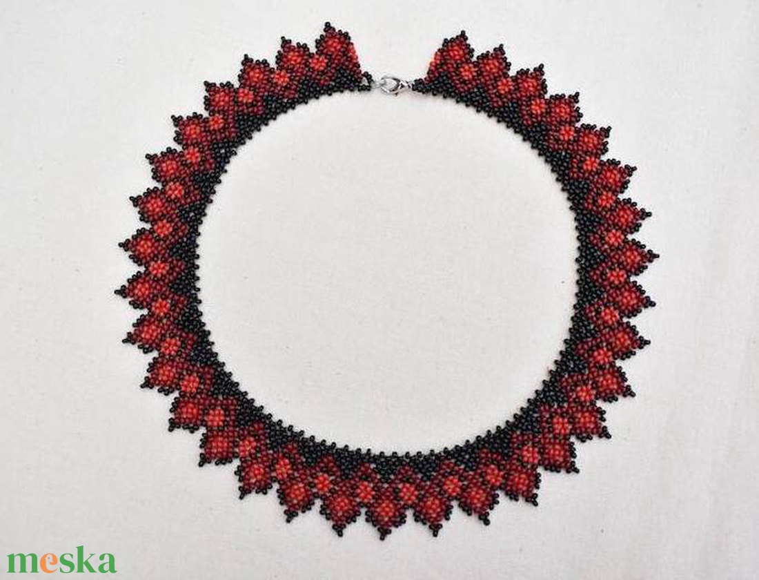 Zsűrizett! Fekete-piros népi gyöngygallér, gyöngynyaklánc, tászli, gyöngyékszer - ékszer - nyaklánc - nyakpánt, gallér - Meska.hu