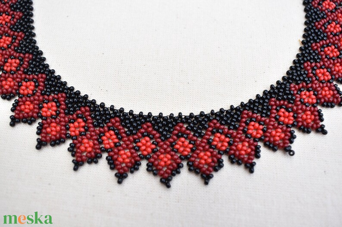 Zsűrizett! Fekete-piros népi gyöngygallér, gyöngynyaklánc, tászli, gyöngyékszer - ékszer - nyaklánc - nyakpánt, gallér - Meska.hu