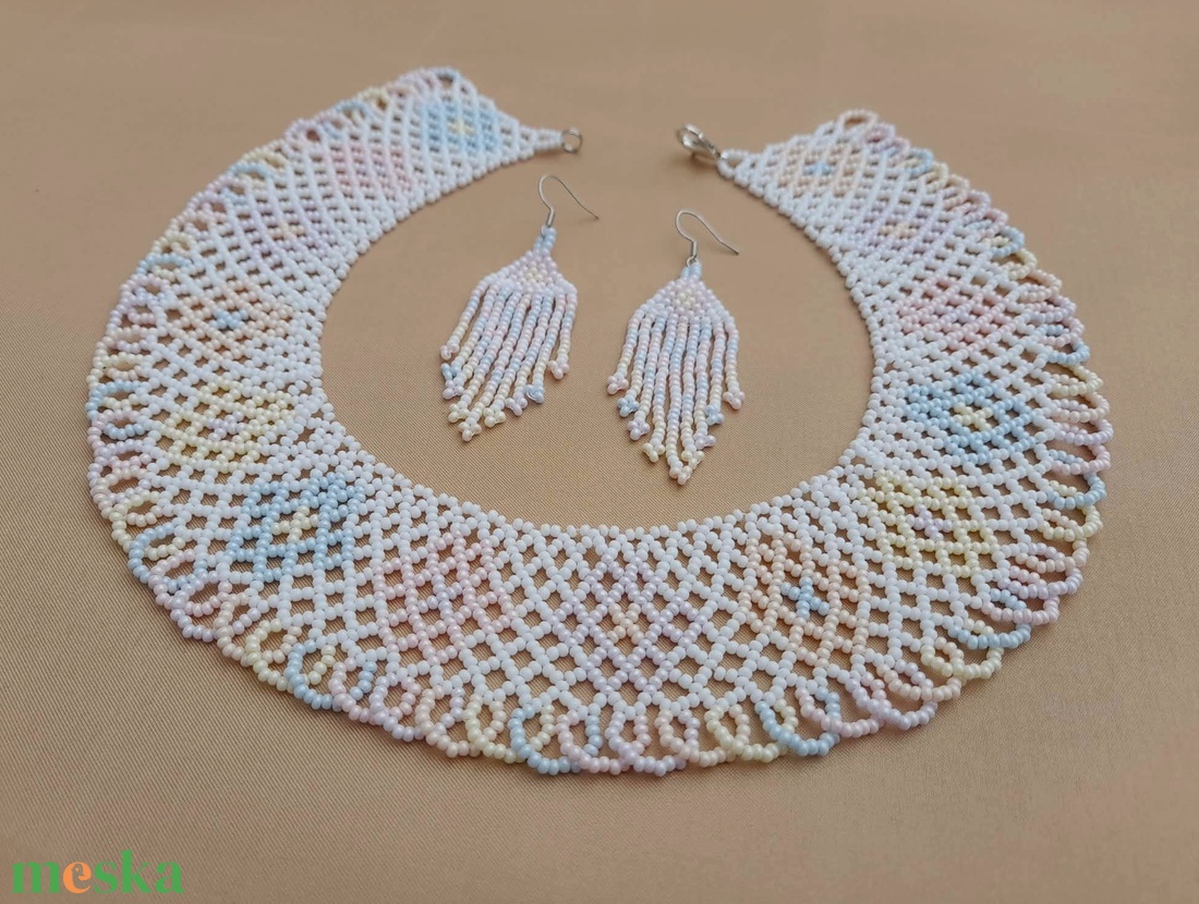 Pasztell színű virágos gyöngygallér - fülbevaló, gyöngynyaklánc, gyöngyékszer - ékszer - nyaklánc - nyakpánt, gallér - Meska.hu