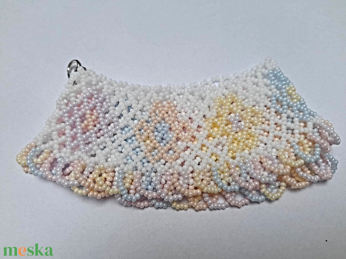 Pasztell színű virágos gyöngygallér - fülbevaló, gyöngynyaklánc, gyöngyékszer - ékszer - nyaklánc - nyakpánt, gallér - Meska.hu