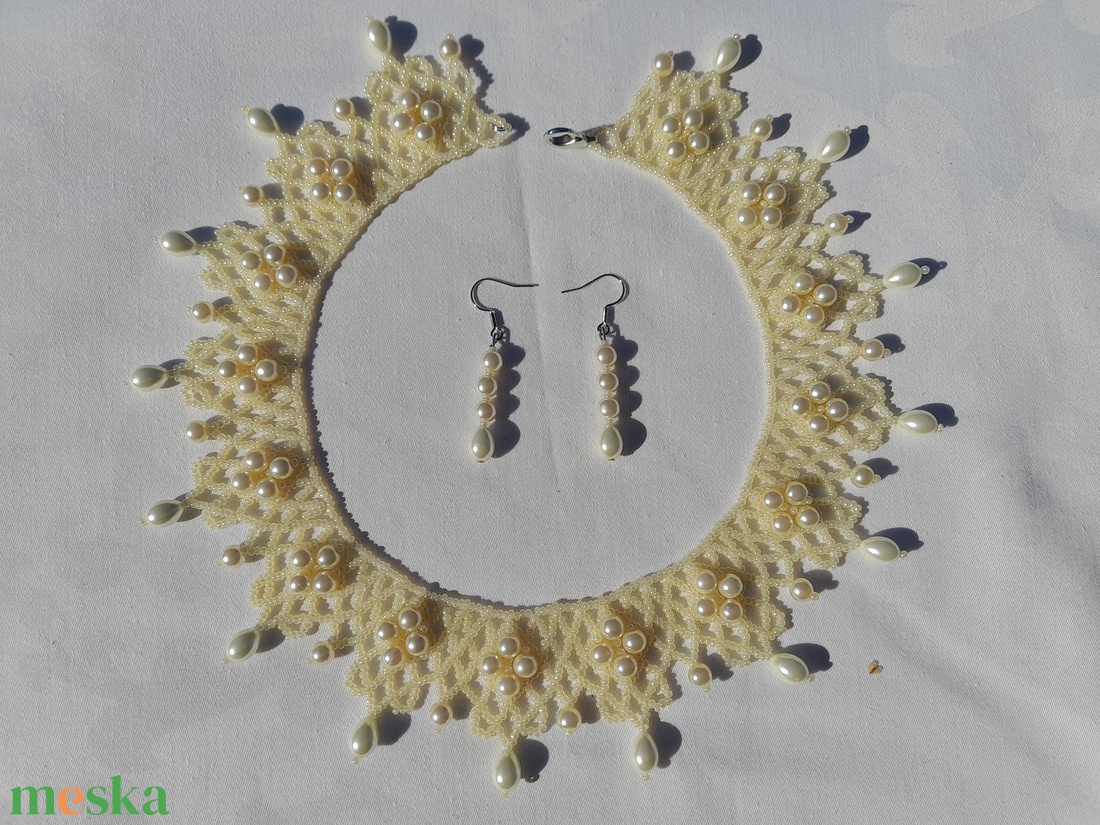 Fehér elegáns gyöngynyaklánc, teklagyöngy ékszer, ajándék - esküvő - ékszer - ékszerszett - Meska.hu