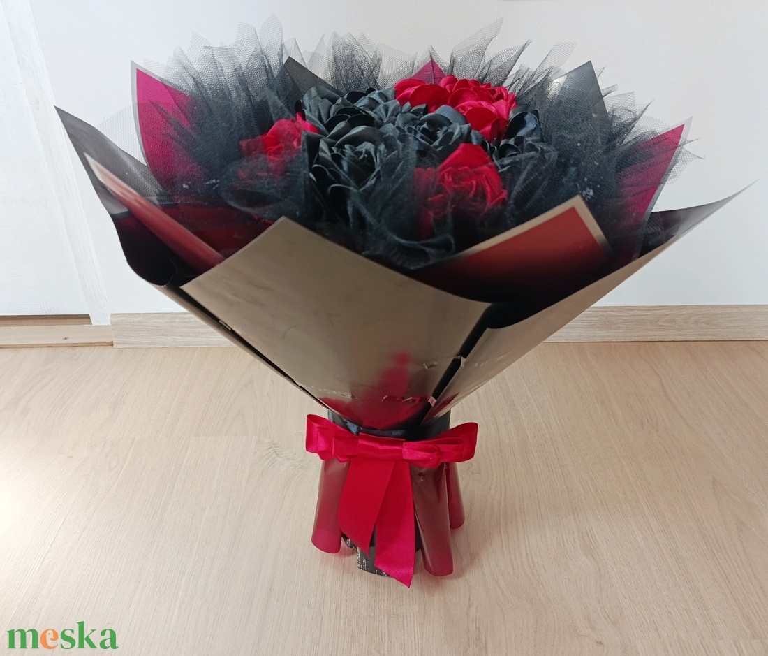 Fekete- bordó örökcsokor, szatén rózsa csokor, örök rózsacsokor, gót csokor - otthon & életmód - virágdekoráció - virágok - virágcsokor - Meska.hu
