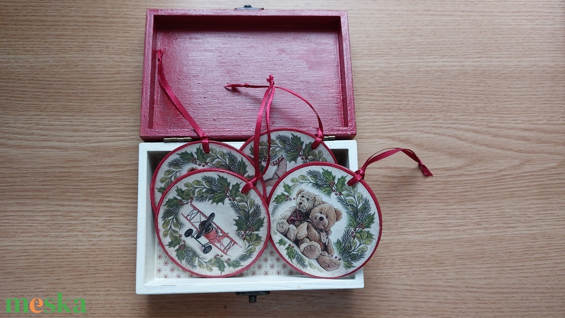 Karácsonyi doboz díszekkel - karácsony - karácsonyi lakásdekoráció - karácsonyfadíszek - Meska.hu