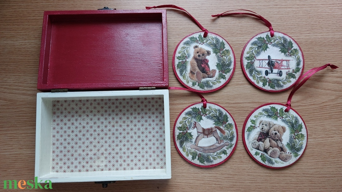 Karácsonyi doboz díszekkel - karácsony - karácsonyi lakásdekoráció - karácsonyfadíszek - Meska.hu