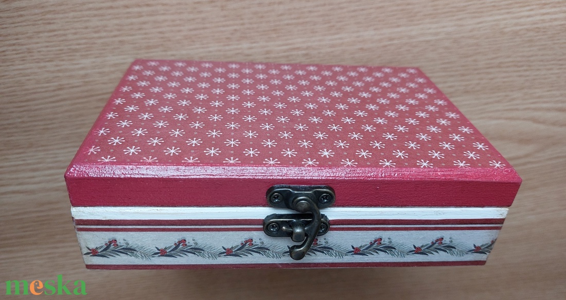 Karácsonyi doboz díszekkel - karácsony - karácsonyi lakásdekoráció - karácsonyfadíszek - Meska.hu