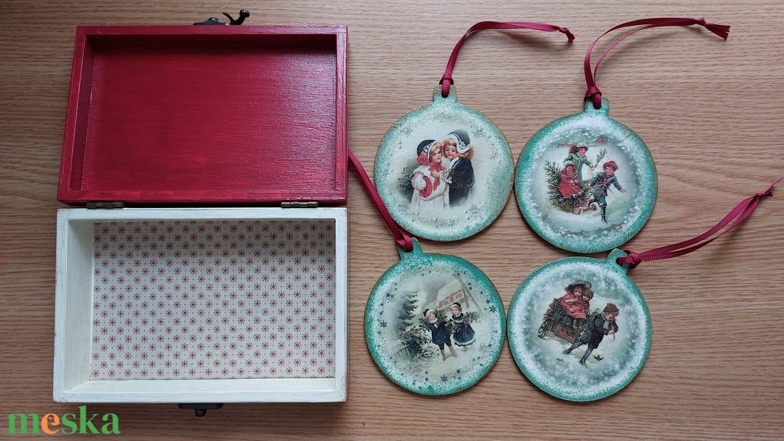 Karácsonyi doboz díszekkel - karácsony - karácsonyi lakásdekoráció - karácsonyfadíszek - Meska.hu