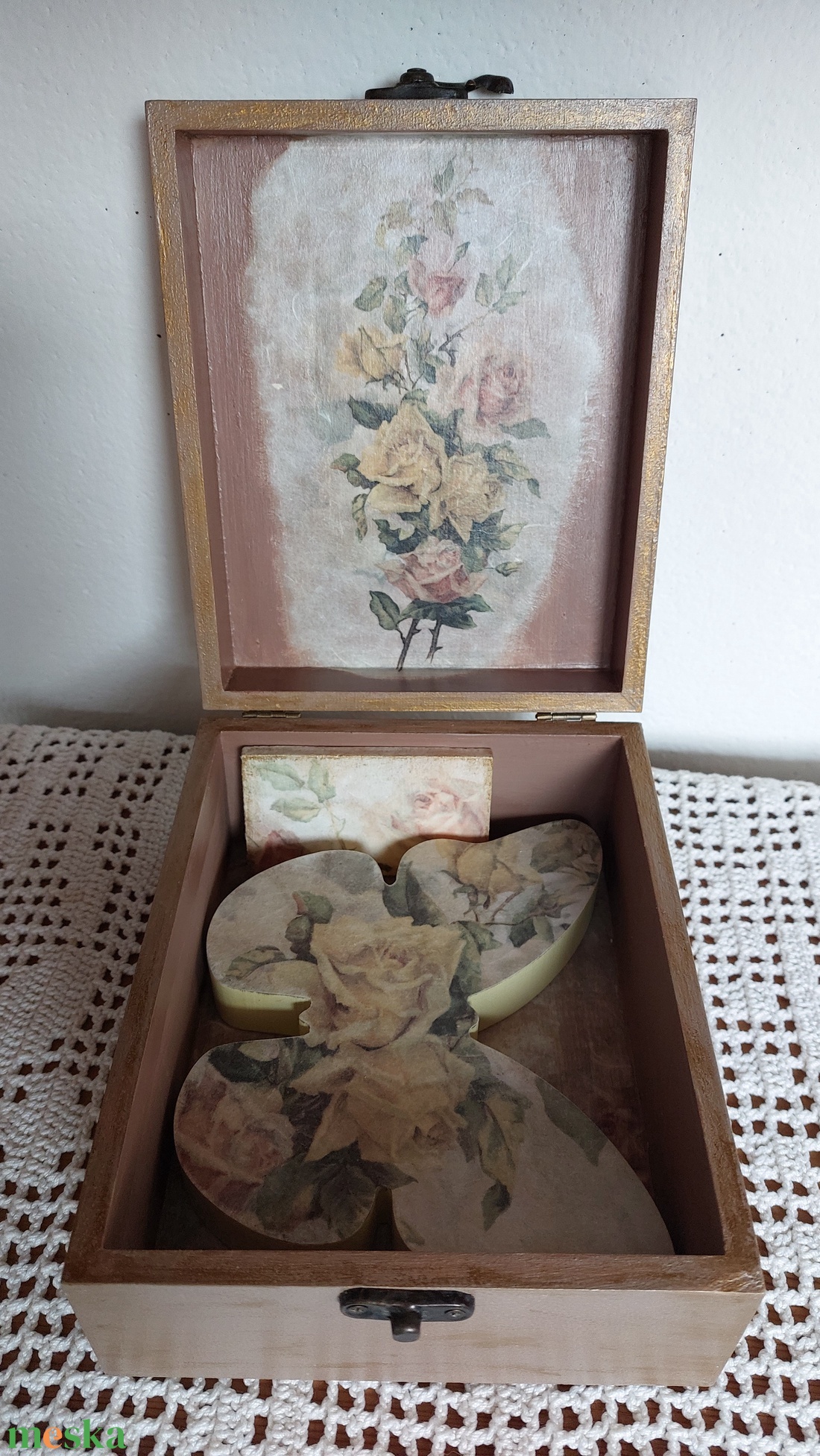 Rózsás doboz, pillangó és hűtőmágnes szett - otthon & életmód - dekoráció - asztal és polc dekoráció - díszdoboz - Meska.hu