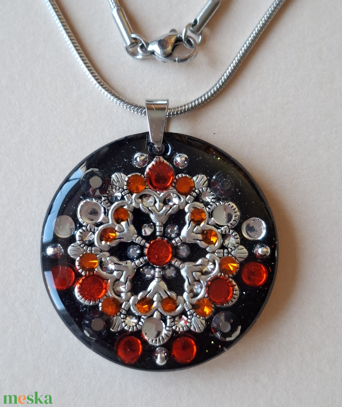 Vörös-ezüst-fekete medál - ékszer - nyaklánc - medál - Meska.hu