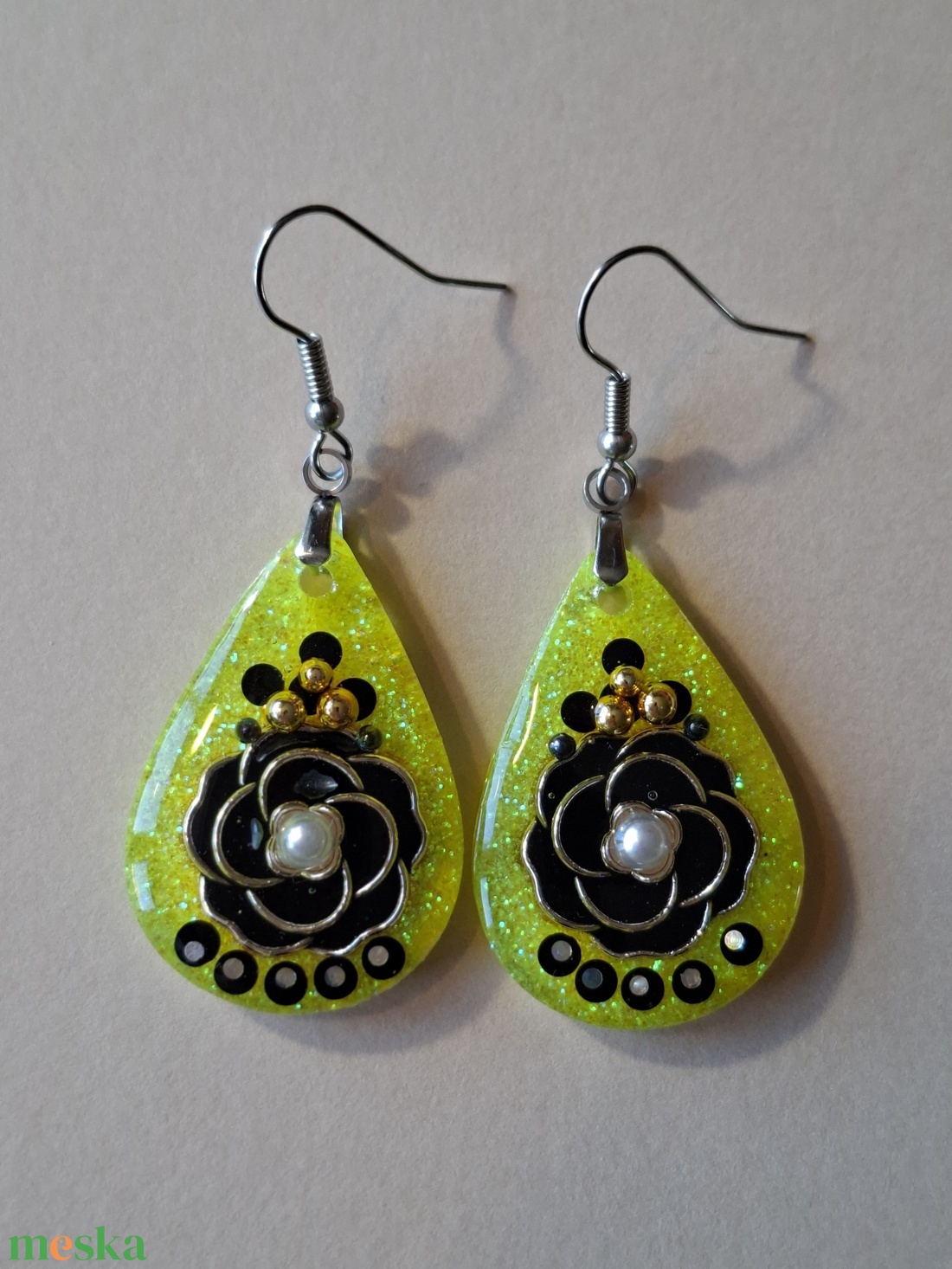 Neonos, virágos - fülbevaló - ékszer - fülbevaló - lógó fülbevaló - Meska.hu