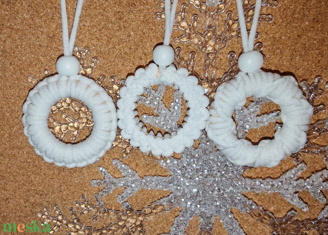 Makramé karácsonyi díszek  - karácsony - karácsonyi lakásdekoráció - karácsonyfadíszek - Meska.hu