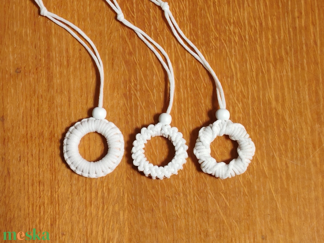 Makramé karácsonyi díszek  - karácsony - karácsonyi lakásdekoráció - karácsonyfadíszek - Meska.hu