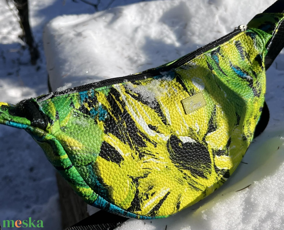 Különleges félhold alakú táska - táska & tok - kézitáska & válltáska - vállon átvethető táska - Meska.hu