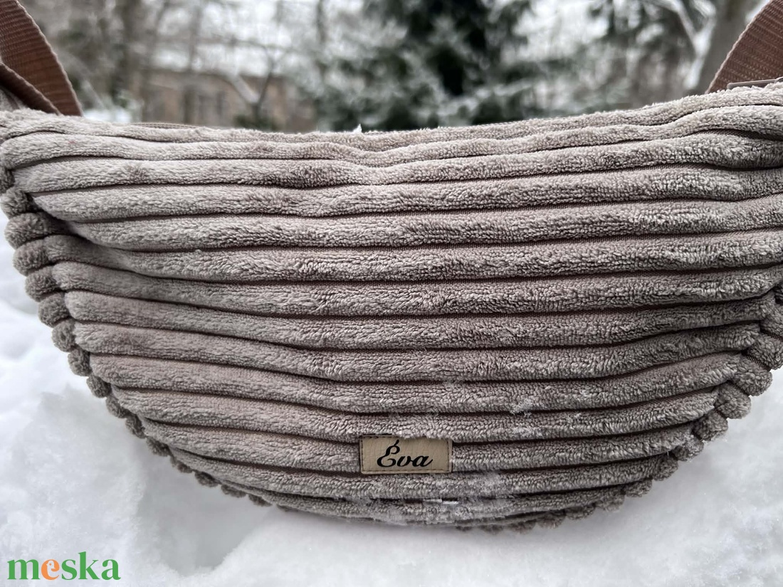 Divatos vastag kordbársonyból készült félhold alakú táska - táska & tok - kézitáska & válltáska - vállon átvethető táska - Meska.hu