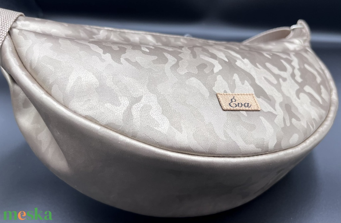 Különleges arany színű terepmintás  félhold alakú táska - táska & tok - kézitáska & válltáska - vállon átvethető táska - Meska.hu