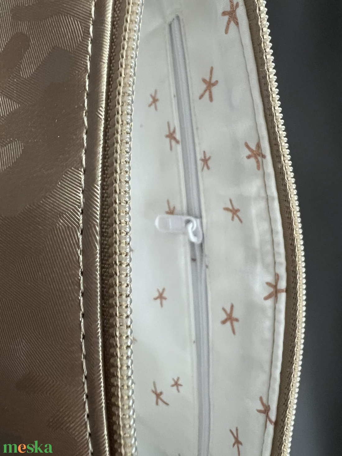 Különleges arany színű terepmintás  félhold alakú táska - táska & tok - kézitáska & válltáska - vállon átvethető táska - Meska.hu