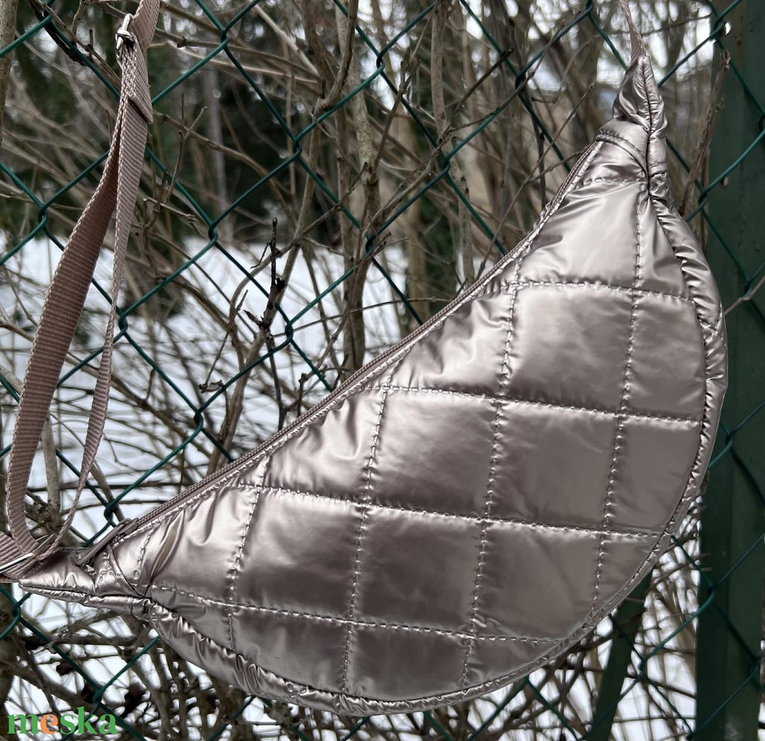 Különleges arany színű steppelt  félhold alakú táska - táska & tok - kézitáska & válltáska - vállon átvethető táska - Meska.hu