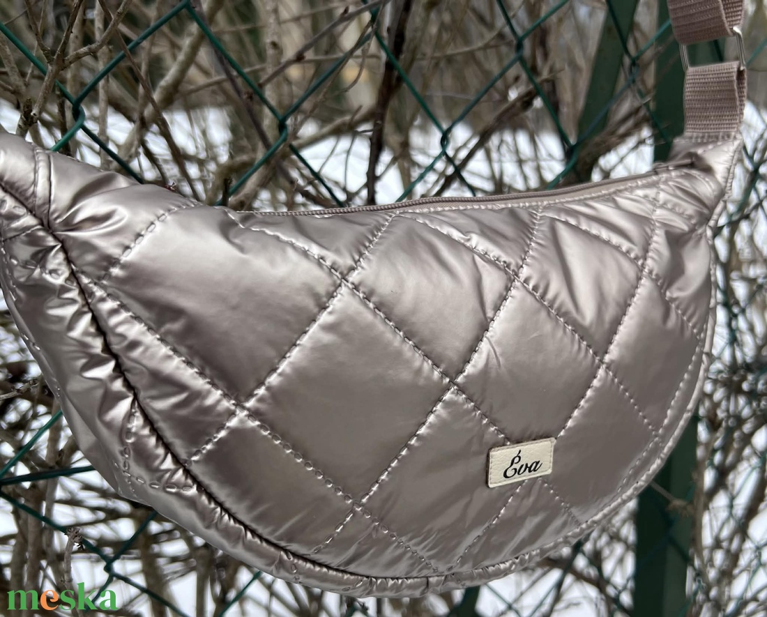 Különleges arany színű steppelt  félhold alakú táska - táska & tok - kézitáska & válltáska - vállon átvethető táska - Meska.hu