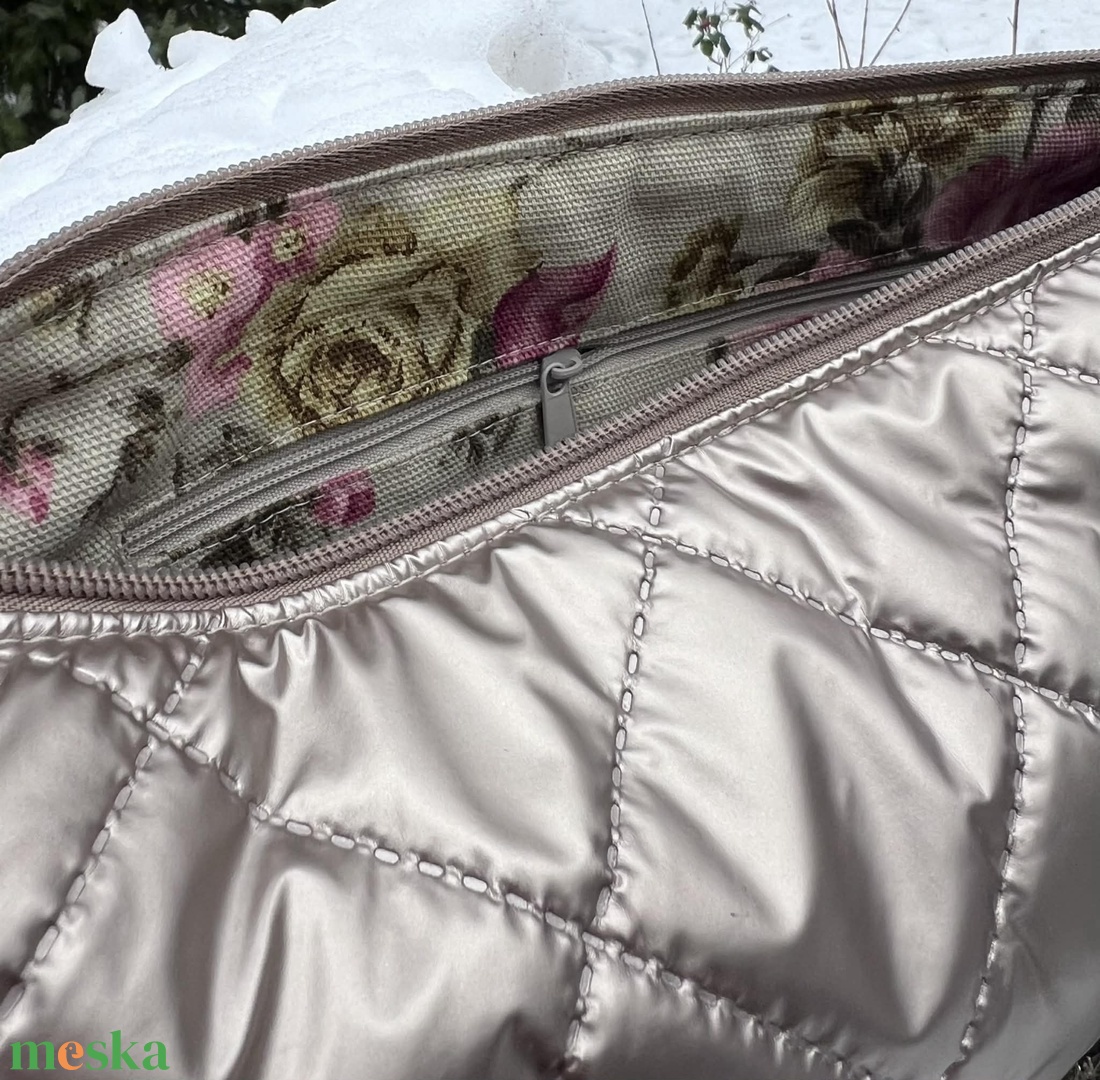 Különleges arany színű steppelt  félhold alakú táska - táska & tok - kézitáska & válltáska - vállon átvethető táska - Meska.hu