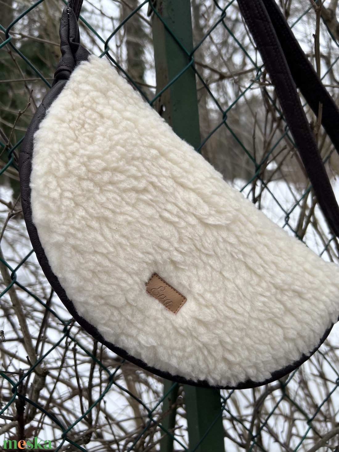 Szőrmés félhold alakú táska - táska & tok - kézitáska & válltáska - válltáska - Meska.hu