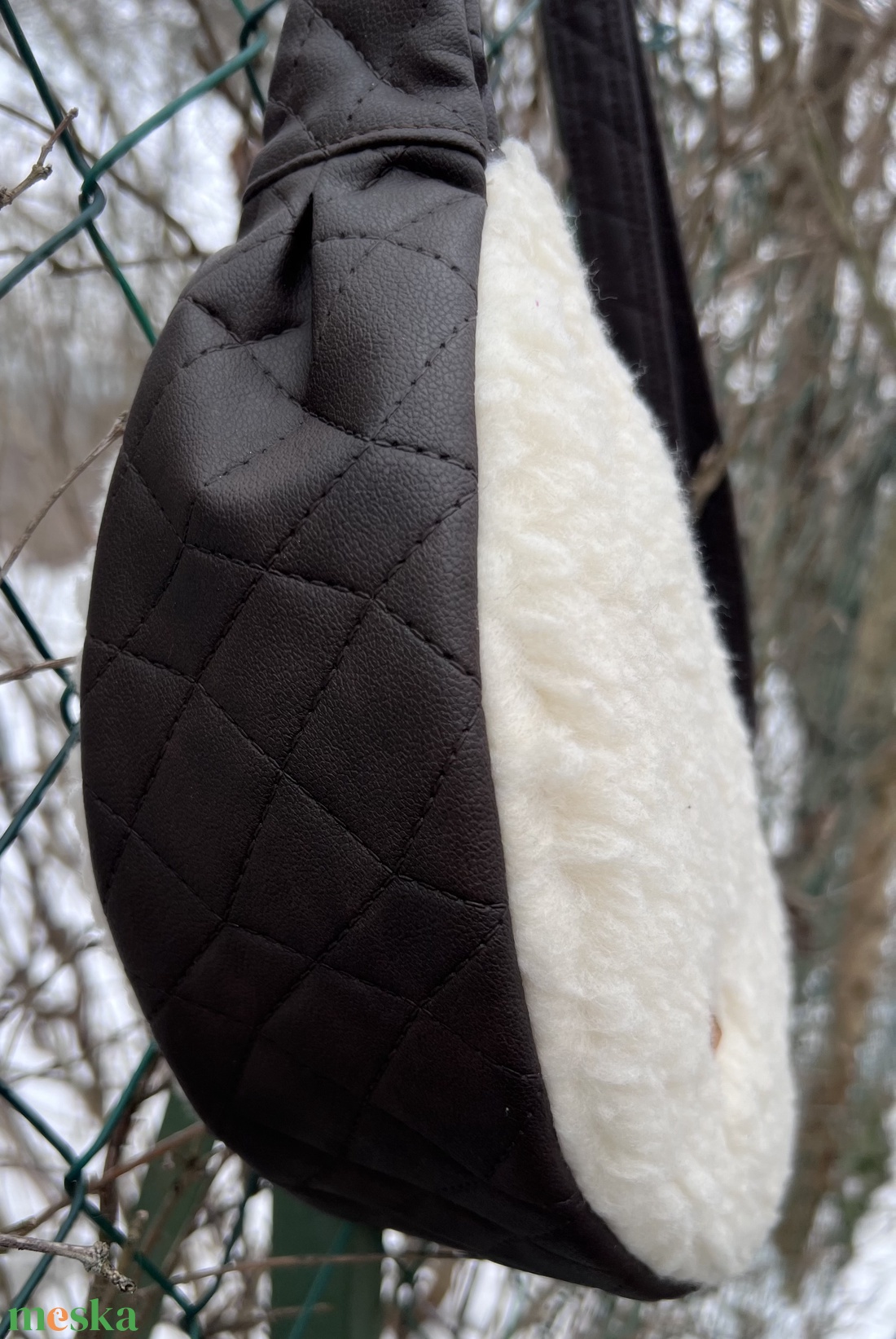 Szőrmés félhold alakú táska - táska & tok - kézitáska & válltáska - válltáska - Meska.hu