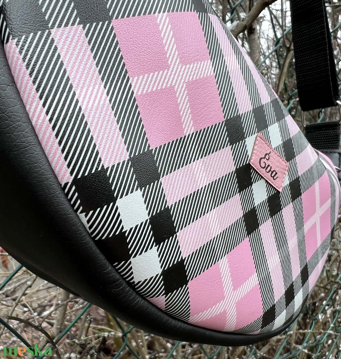 Különleges rózsaszín-fekete kockás  félhold alakú táska - táska & tok - kézitáska & válltáska - vállon átvethető táska - Meska.hu