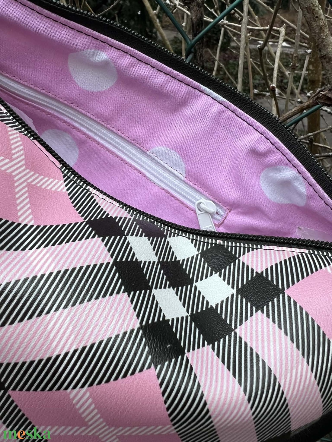 Különleges rózsaszín-fekete kockás  félhold alakú táska - táska & tok - kézitáska & válltáska - vállon átvethető táska - Meska.hu