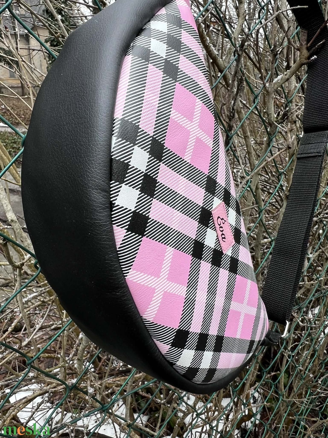 Különleges rózsaszín-fekete kockás  félhold alakú táska - táska & tok - kézitáska & válltáska - vállon átvethető táska - Meska.hu