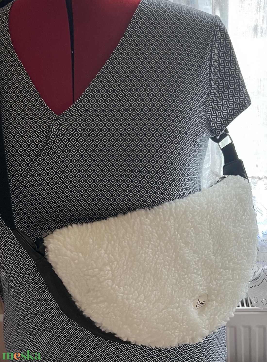 Szőrmés félhold alakú táska - nagyobb méret - táska & tok - kézitáska & válltáska - vállon átvethető táska - Meska.hu