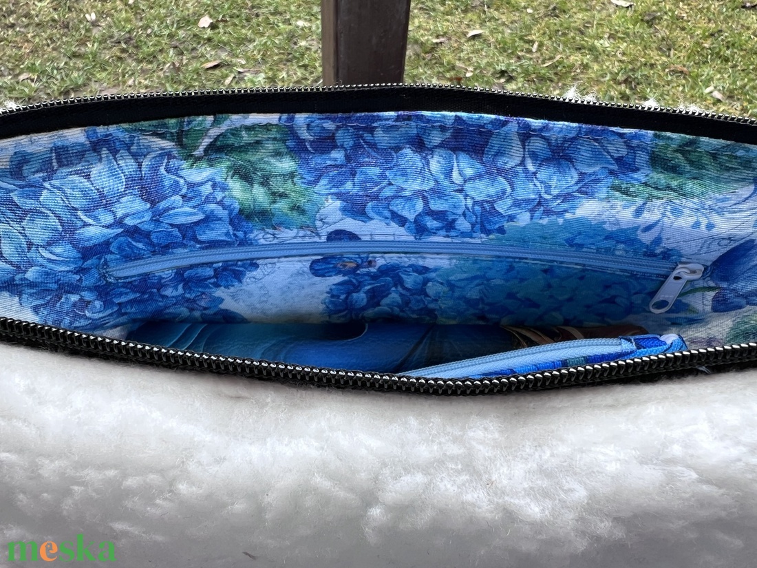 Szőrmés félhold alakú táska - nagyobb méret - táska & tok - kézitáska & válltáska - vállon átvethető táska - Meska.hu